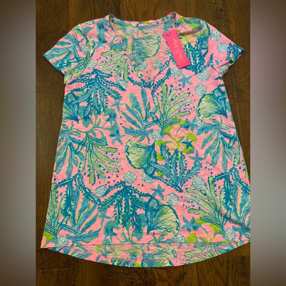 Lilly Pulitzer T-Shirt V-Neck Mandevilla Babe Print Short Sleeve Top Size S NEW - Picture 1 of 11
